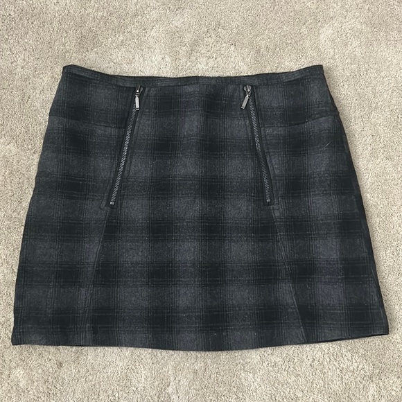 Kenar Dresses & Skirts - Kenar Wool Blend Mini Skirt Zipper Detail on Front Size 4 Black/Grey Plaid